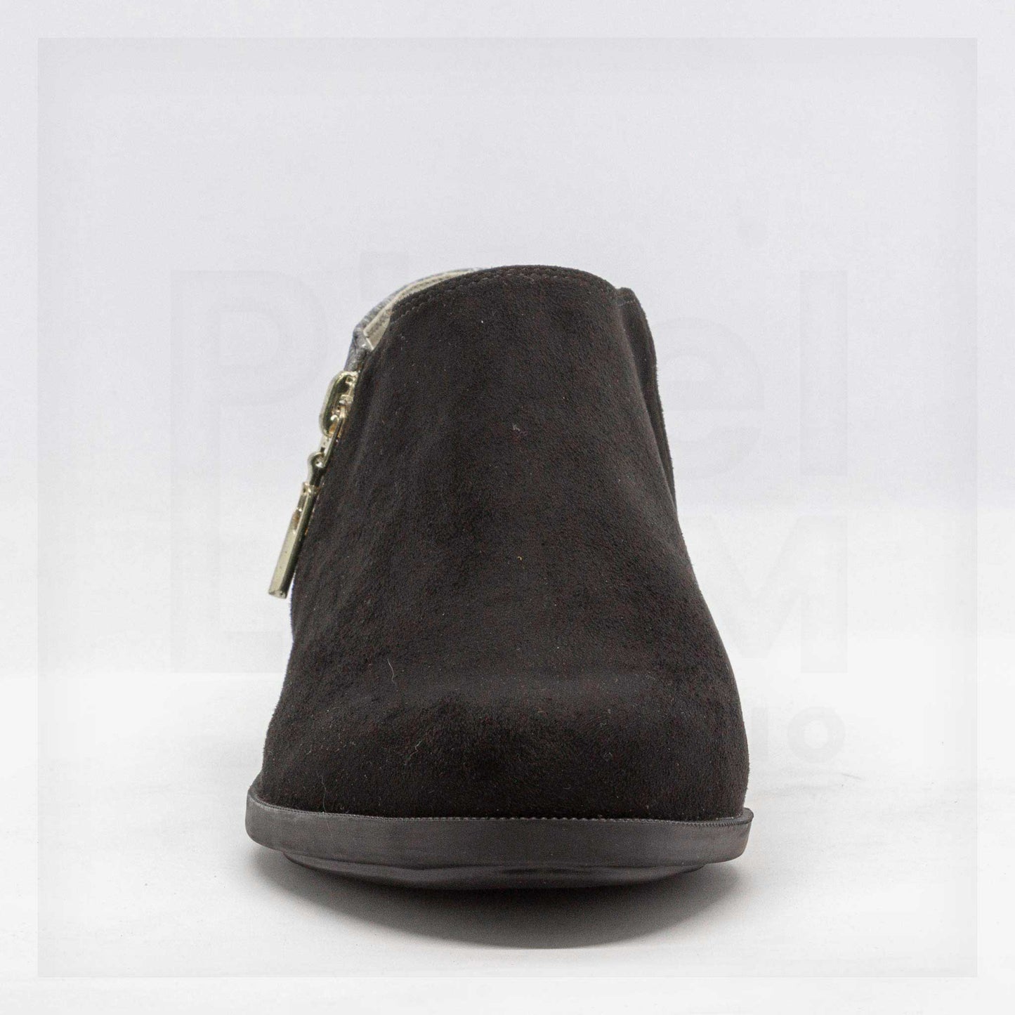 Tacones bajos hechos a máquina y a mano