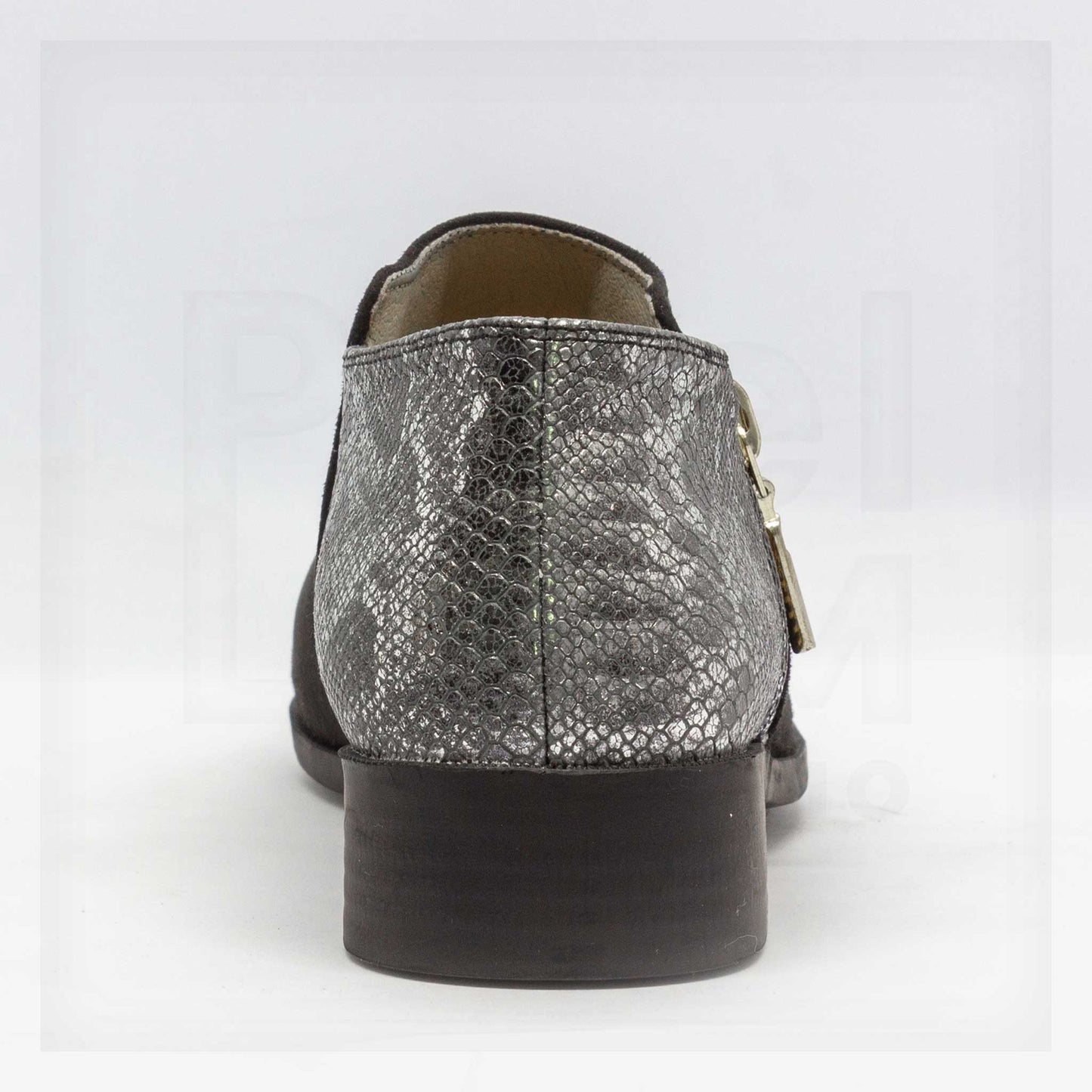 Tacones bajos hechos a máquina y a mano